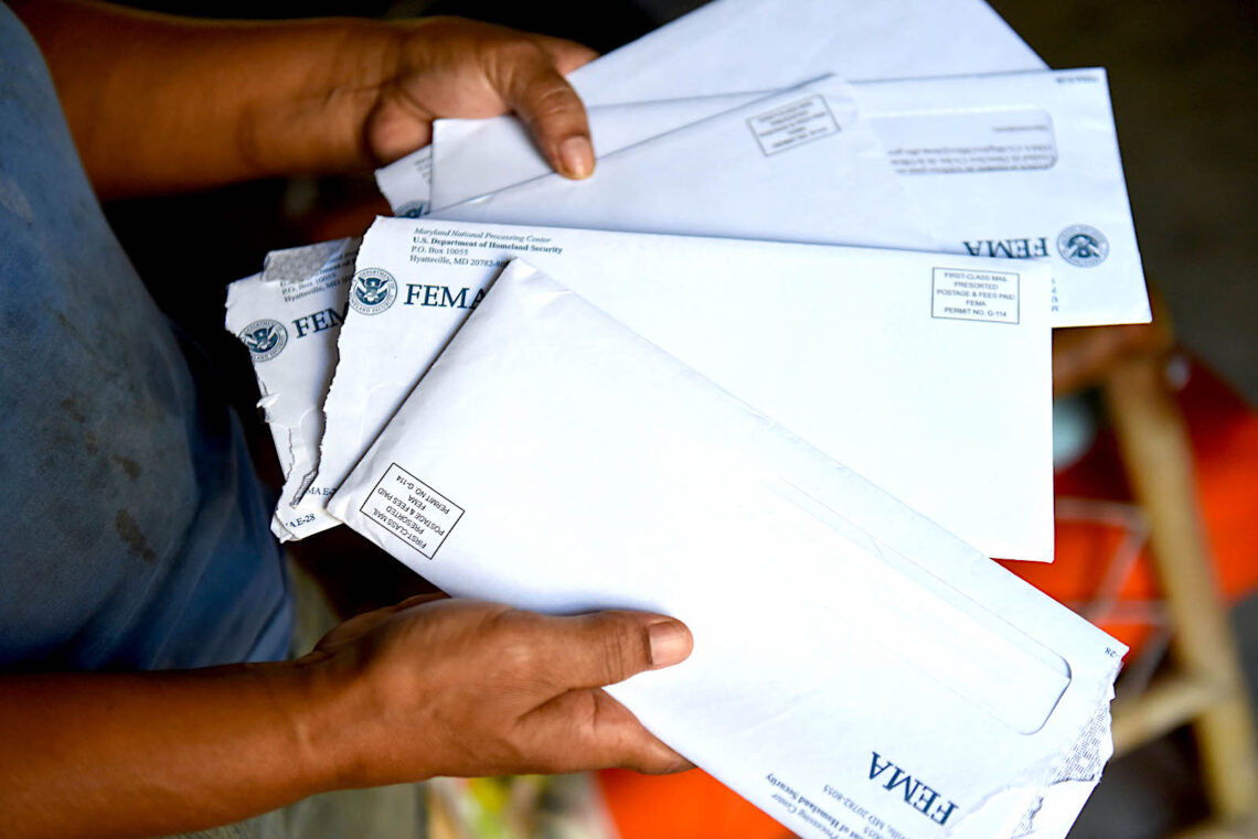 Residente de Loíza muestra cartas denegatorias por parte de FEMA. (Foto: Ana María Abruña Reyes | CPI y Todas)