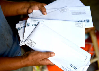 Residente de Loíza muestra cartas denegatorias por parte de FEMA. (Foto: Ana María Abruña Reyes | CPI y Todas)