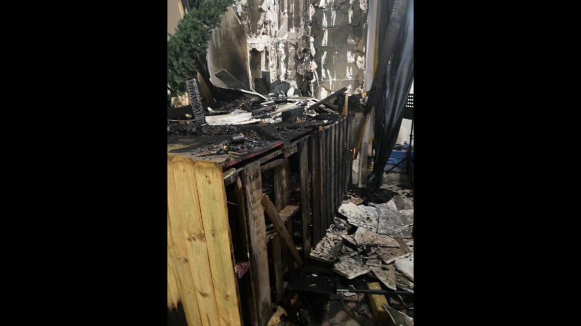 Altar quemado en la Catedral de Arecibo. (Foto: Negociado del Cuerpo de Bomberos / X)