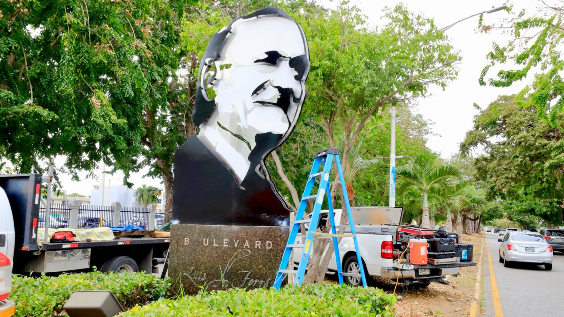 Escultura de Luis A. Ferré Aguayo en el bulevar que lleva su nombre en Ponce. (Foto suministrada)