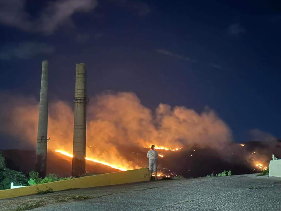 Fuego forestal el sábado, 20 de enero de 2024, cerca de la carretera PR-116 en Guánica. (Foto: Ismael "Titi" Rodríguez/Facebook)