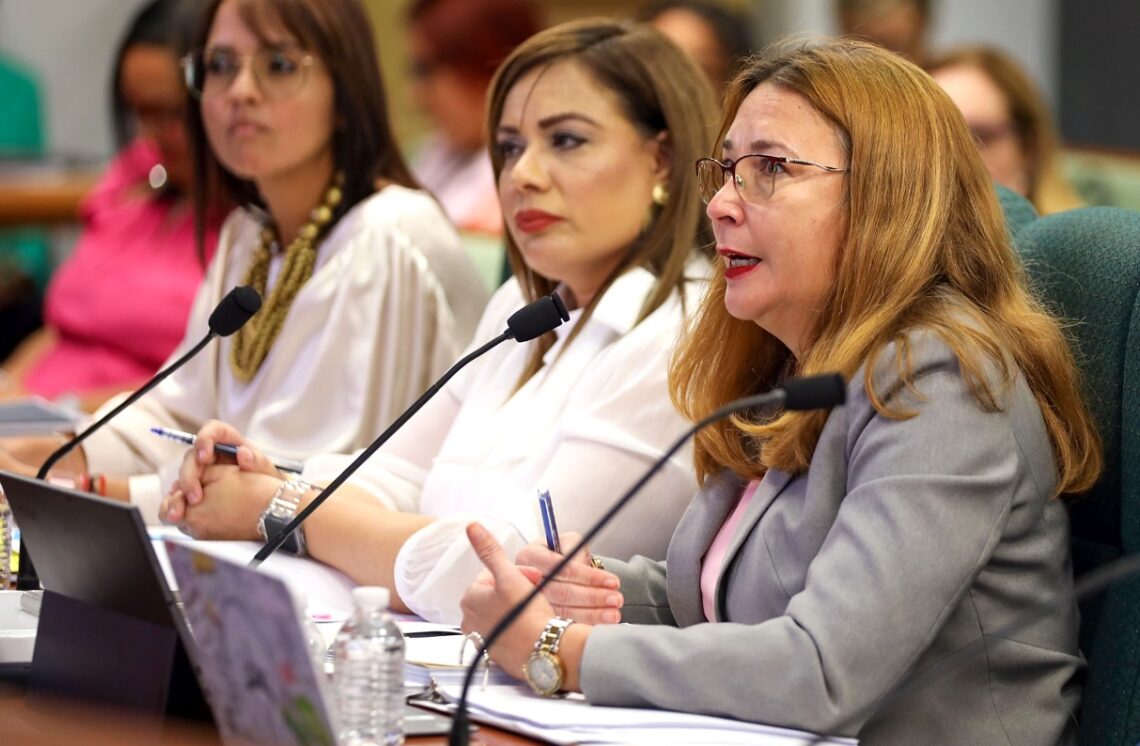 Al centro, Ciení Rodríguez Troche, secretaria de la Familia. (Foto suministrada)