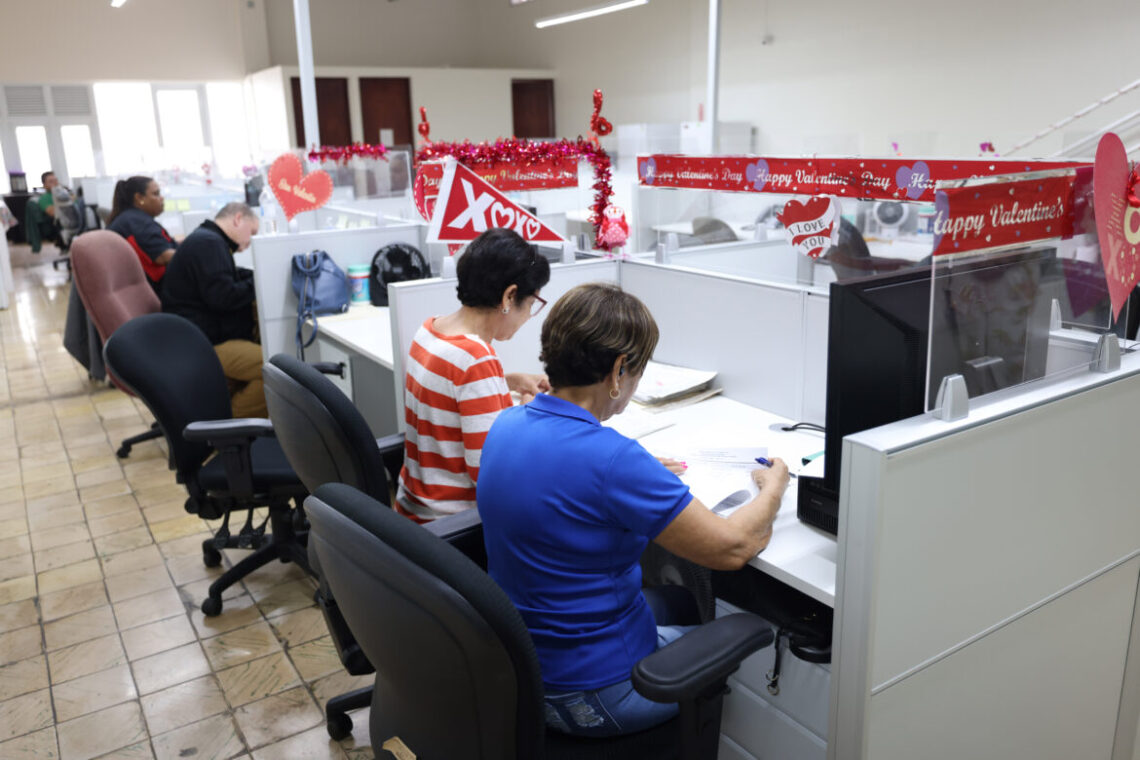 Personal del Centro Estatal de Servicios Integrados al Elector en Bayamón. (Foto por Brandon Cruz González/CPI)