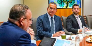 El gobernador Pedro Pierluisi se reunió hoy con el secretario de Educación de Estados Unidos, Miguel Cardona. (Foto suministrada)