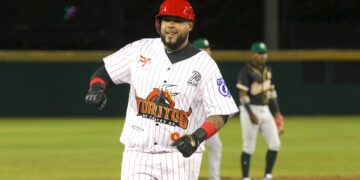 Emanuel Colón, de Cayey, sacudió un cuadrangular con las bases llenas. (Foto suministrada /  Aldwin Santiago)