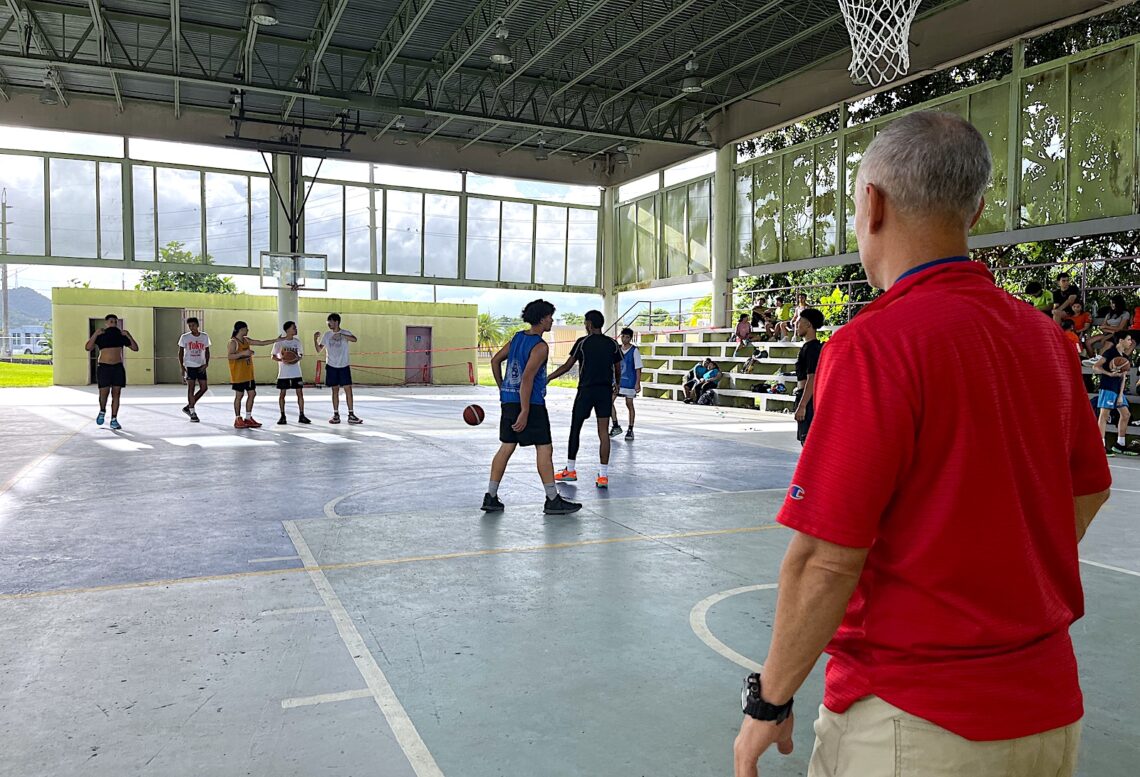 Estudiantes participan de un torneo intramural en la Escuela Dr. Juan José Maunez Pimentel, en Naguabo. (Foto: José M. Encarnación Martínez | CPI)