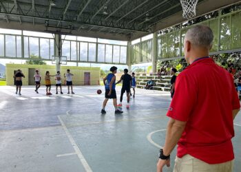 Estudiantes participan de un torneo intramural en la Escuela Dr. Juan José Maunez Pimentel, en Naguabo. (Foto: José M. Encarnación Martínez | CPI)