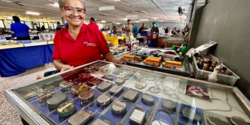 Nydia Ramos Santiago exhibe una excepcional colección de marcapasos. (Fotos: Omar Alfonso)