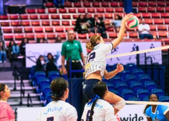 Kayla Swanson # 12 de las Mets ataca ante Manatí. (Foto: LVSF)