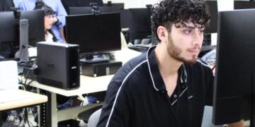 Estudiantes de la UPRC completando planillas federales. (Foto suministrada)