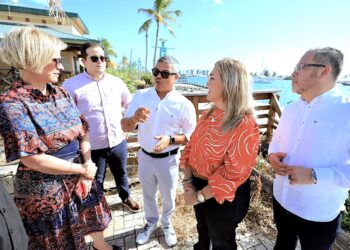 La directora adjunta de la Oficina de Asuntos Intergubernamentales de la Casa Blanca para Puerto Rico y los territorios, Gretchen Sierra Zorita, junto a la alcaldesa interina Marlese Sifre Rodríguez y otros funcionarios municipales. (Foto: suministrada)