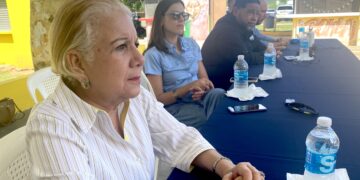 En primer plano, la alcaldesa de Loíza, Julia Nazario Fuentes, durante el evento educativo Storm Ready. (Foto suministrada)