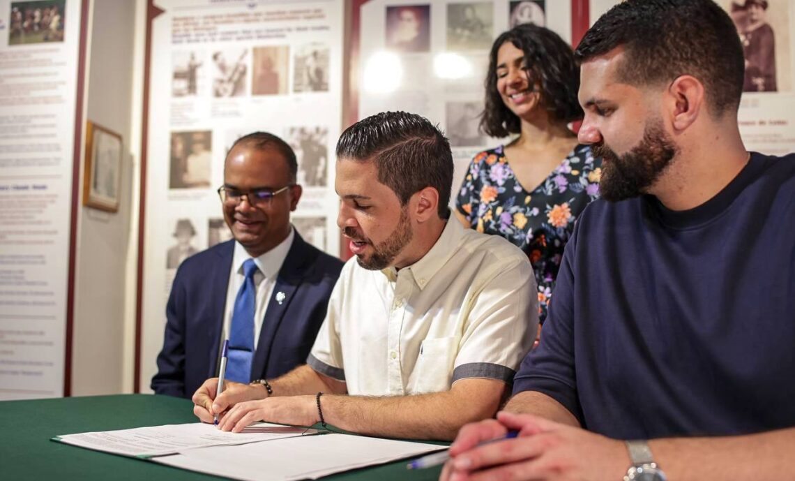 Firmaron el acuerdo el representante de FamilySearch, Miguel Bueno; el alcalde de San Germán, Virgilio Olivera Olivera; y el director del ICP, Carlos Ruiz Cortés. (Foto suministrada)