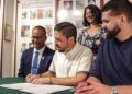 Firmaron el acuerdo el representante de FamilySearch, Miguel Bueno; el alcalde de San Germán, Virgilio Olivera Olivera; y el director del ICP, Carlos Ruiz Cortés. (Foto suministrada)