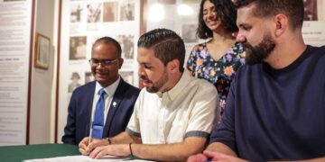 Firmaron el acuerdo el representante de FamilySearch, Miguel Bueno; el alcalde de San Germán, Virgilio Olivera Olivera; y el director del ICP, Carlos Ruiz Cortés. (Foto suministrada)