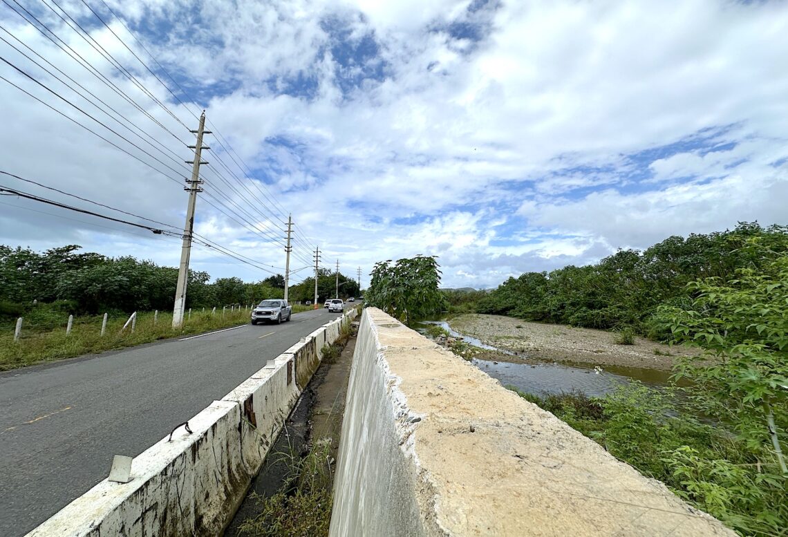El objetivo es que la pared logre contener una futura crecida del río Inabón, para que la corriente con lodo y desechos no vuelva a bloquear la carretera, como ha ocurrido por décadas en periodos de lluvia copiosa. (Foto: Michelle Estrada Torres)