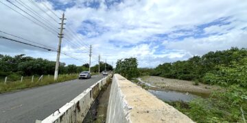 El objetivo es que la pared logre contener una futura crecida del río Inabón, para que la corriente con lodo y desechos no vuelva a bloquear la carretera, como ha ocurrido por décadas en periodos de lluvia copiosa. (Foto: Michelle Estrada Torres)