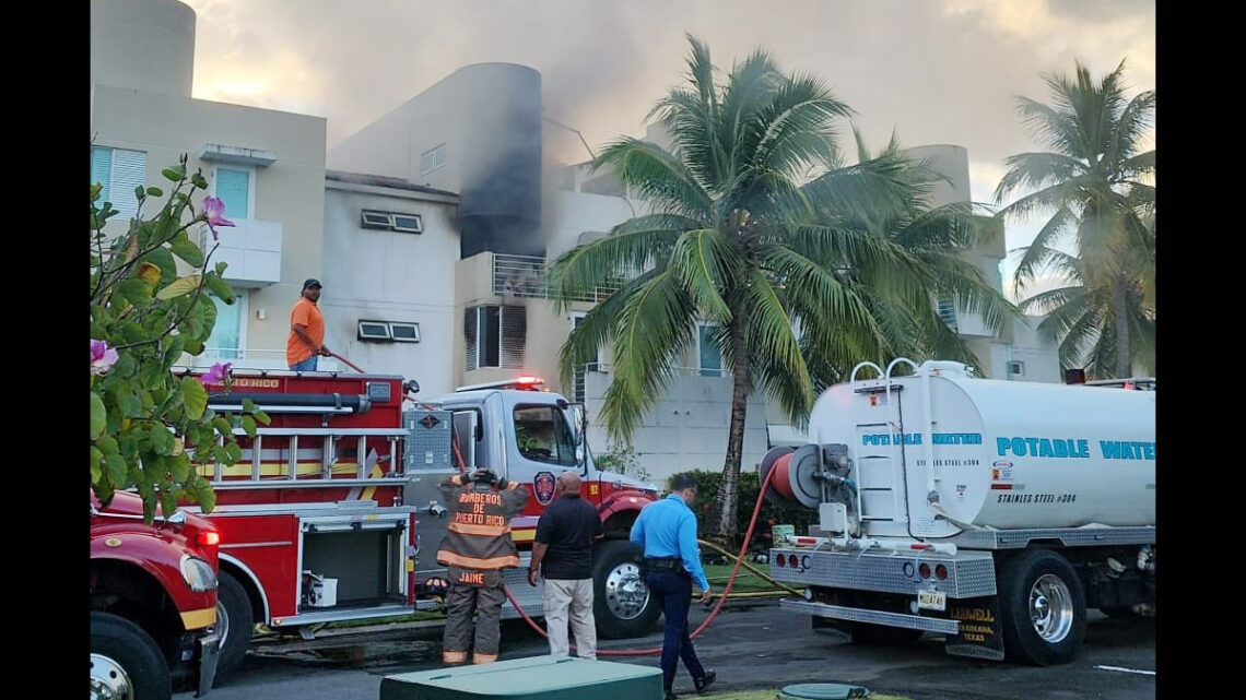 El fuego ocurrió en Villa del Golf Este en Dorado del Mar. (Foto: Negociado del Cuerpo de Bomberos de Puerto Rico)
