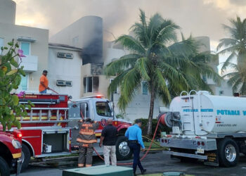 El fuego ocurrió en Villa del Golf Este en Dorado del Mar. (Foto: Negociado del Cuerpo de Bomberos de Puerto Rico)