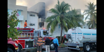 El fuego ocurrió en Villa del Golf Este en Dorado del Mar. (Foto: Negociado del Cuerpo de Bomberos de Puerto Rico)