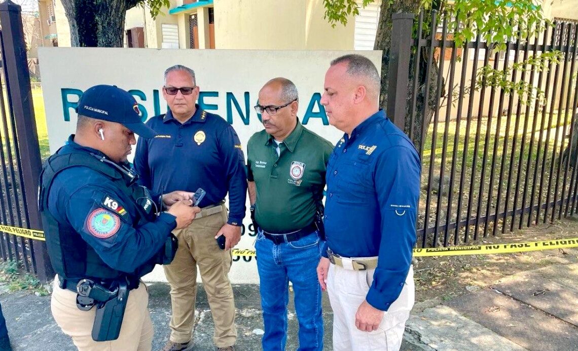 El comisionado Antonio López Figueroa (derecha) junto a otros directivos de la Policía. (Foto: CyberNews)