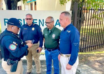 El comisionado Antonio López Figueroa (derecha) junto a otros directivos de la Policía. (Foto: CyberNews)