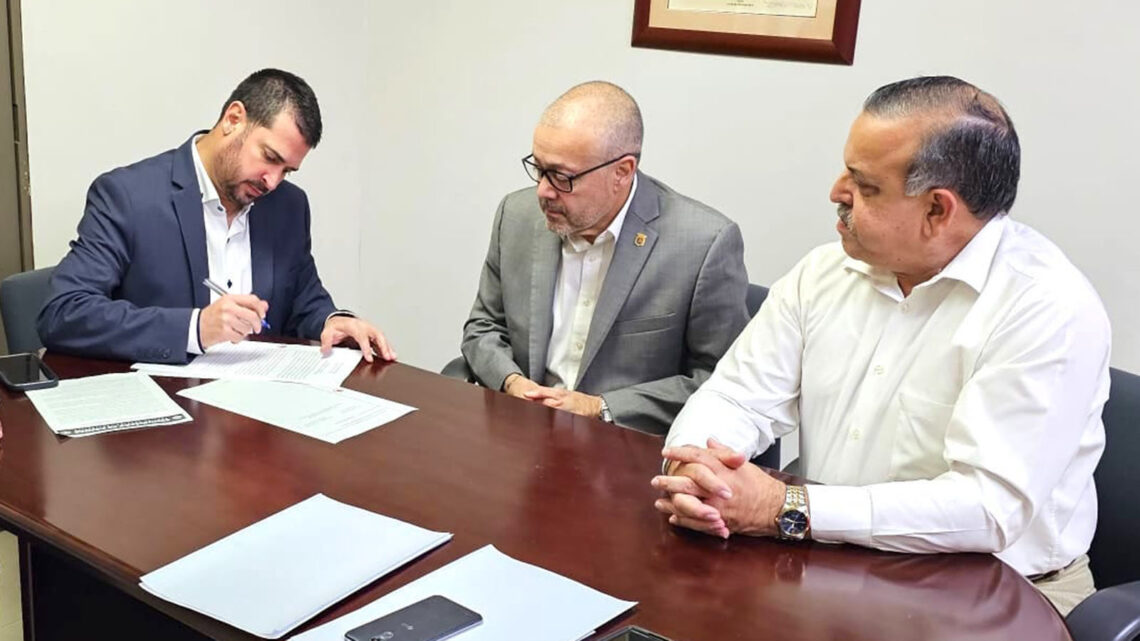 Ángel Fourquet Cordero, Luis Irizarry Pabón y Gerardo Cruz Maldonado al firmar el acuerdo el 19 de diciembre de 2023. (Foto suministrada)