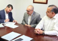 Ángel Fourquet Cordero, Luis Irizarry Pabón y Gerardo Cruz Maldonado al firmar el acuerdo el 19 de diciembre de 2023. (Foto suministrada)