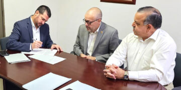 Ángel Fourquet Cordero, Luis Irizarry Pabón y Gerardo Cruz Maldonado al firmar el acuerdo el 19 de diciembre de 2023. (Foto suministrada)