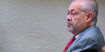 Aunque el suspendido alcalde de Ponce negó en una conferencia de prensa haber pedido donativos al convicto Oscar Santamaría, relatos bajo juramento de dos exayudantes de campaña plantean lo contrario. (Foto: Jason Rodríguez Grafal)