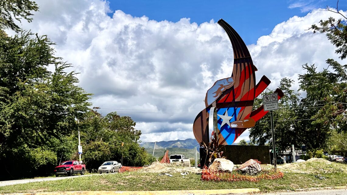 La obra en acero ocupa el mismo lugar del monumento original, el cual resultó dañado durante un choque automovilístico. (Foto: Omar Alfonso)