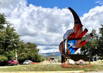 La obra en acero ocupa el mismo lugar del monumento original, el cual resultó dañado durante un choque automovilístico. (Foto: Omar Alfonso)