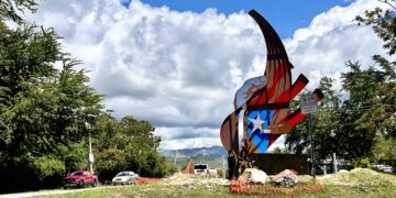 La obra en acero ocupa el mismo lugar del monumento original, el cual resultó dañado durante un choque automovilístico. (Foto: Omar Alfonso)