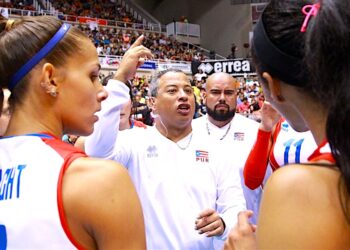 Juan Carlos Núñez estará de vuelta como dirigente, posición que ocupó hasta el 2016, tras darle a Puerto Rico la primera clasificación olímpica en el voleibol femenino de sala. (Foto: Federación Puertorriqueña de Voleibol)