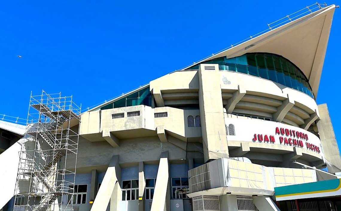 Entre los trabajos a realizarse está la sustitución de paneles de yeso y cristales rotos en el tercer piso, trabajos de empañetado y pintura en los exterioriores. (Foto: Michelle Estrada Torres)