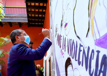 El gobernador Pedro Pierluisi durante el lanzamiento de la campaña “El momento del PARE”, el 13 de julio de 2021. (Capturada de Facebook, Comité PARE)