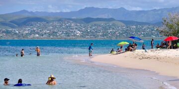 “El área de la orilla está muy bonita, pero requiere limpieza y remover unos rótulos que se habían caído”, indicó el director de Turismo Municipal, Iván Rodríguez. (Foto: Florentino Velázquez, archivo)
