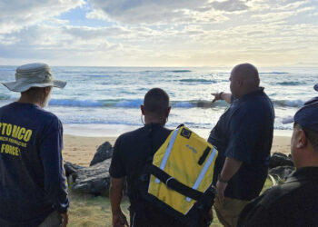 Rescatistas en la playa La Pared en Luquillo. (Foto: NMEAD)