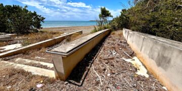 Escalinata y rampa en la plaza ubicada junto a la playa del Hilton Ponce Golf & Casino Resort. (Foto: Omar Alfonso)