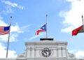 Banderas a media asta en la Casa Alcaldía de Ponce. (suministrada)