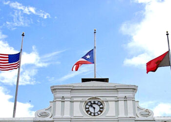 Banderas a media asta en la Casa Alcaldía de Ponce. (suministrada)