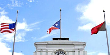 Banderas a media asta en la Casa Alcaldía de Ponce. (suministrada)