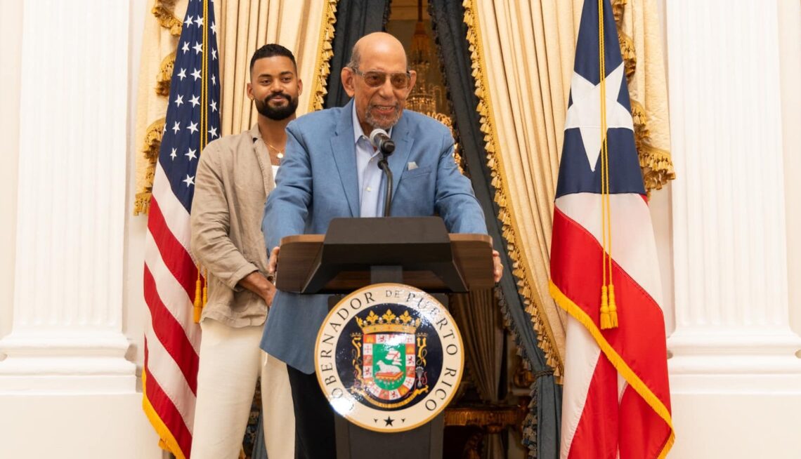 Willie Rosario estuvo acompañado por uno de sus nietos. (Foto: La Fortaleza)