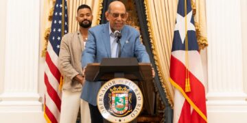 Willie Rosario estuvo acompañado por uno de sus nietos. (Foto: La Fortaleza)