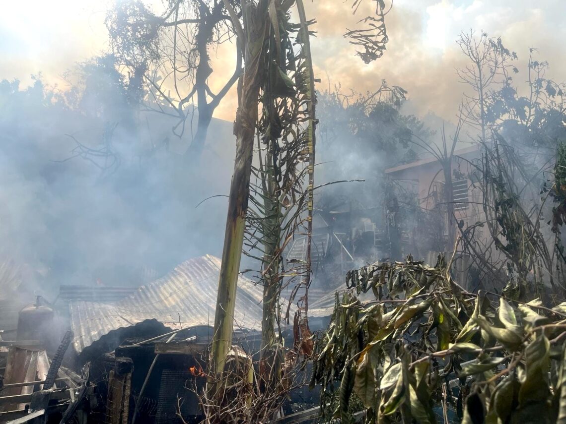 Incendio de cuatro casas en Punta Diamante en Ponce. (Foto: Cuerpo de Bomberos)
