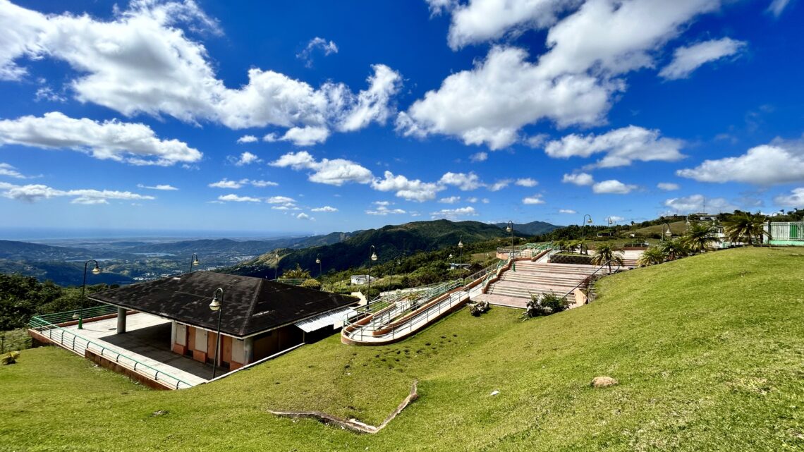 Localizado en la Ruta Panorámica, el paraje ubica a casi 4 mil pies sobre el nivel del mar, por lo que desde sus terrazas pueden divisarse los lagos Toa Vaca y Guayabal, el islote Caja de Muerto y el bosque de Toro Negro. (Foto: Omar Alfonso)