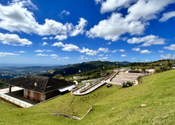 Localizado en la Ruta Panorámica, el paraje ubica a casi 4 mil pies sobre el nivel del mar, por lo que desde sus terrazas pueden divisarse los lagos Toa Vaca y Guayabal, el islote Caja de Muerto y el bosque de Toro Negro. (Foto: Omar Alfonso)