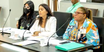 Anaís Rodríguez Vega al centro y Haydelín Ronda a la derecha en una vista legislativa. (Foto: CyberNews)
