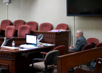 El alcalde de Ponce, Luis Irizarry Pabón, en la Sala 405 del Tribunal de Ponce. (Foto: Jason Rodríguez Grafal)