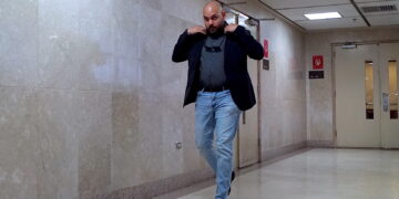 El testigo Ángel Gomez Vega, asistente administrativo en la Oficina de Programación y Calendario del Gobierno Municipal de Ponce. (Foto: Jason Rodríguez Grafal)